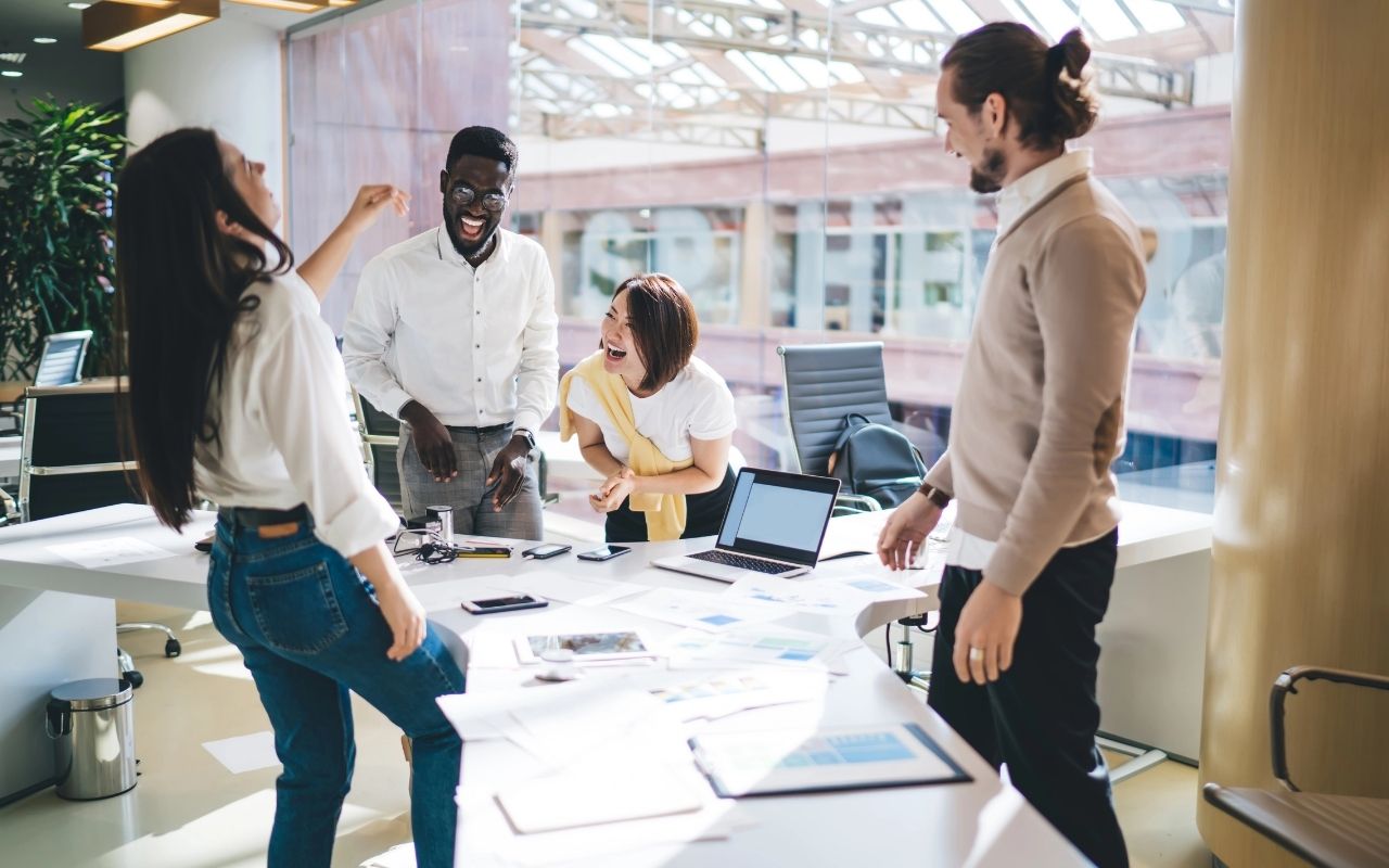 30 Jobs for Extroverts: High Paying, No Degree, Creative, & More Roles