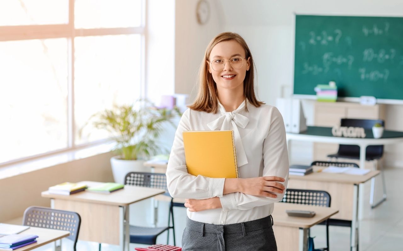 How to Write a Teacher Resume Objective (With Examples)