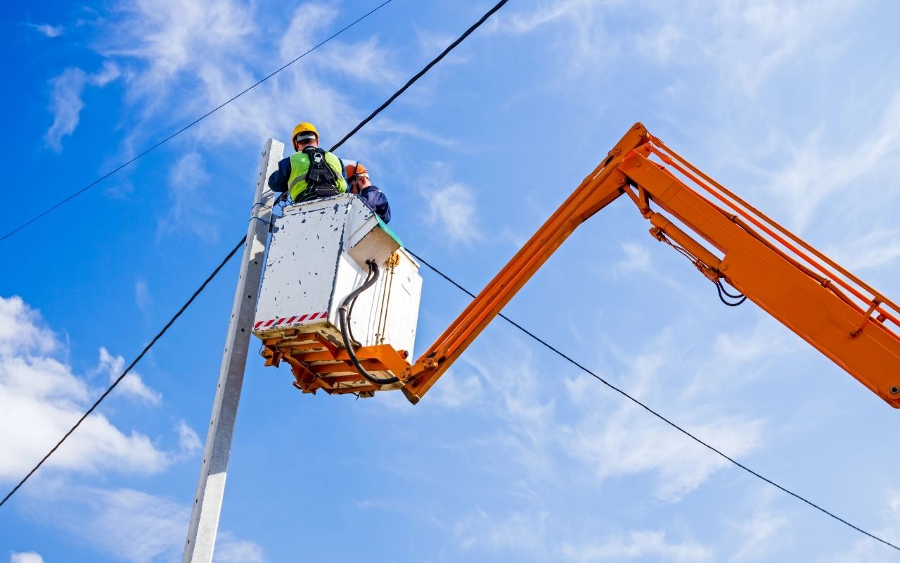 Dangerous Jobs That Pay Well: 30 Risky Careers Ranked by Salary