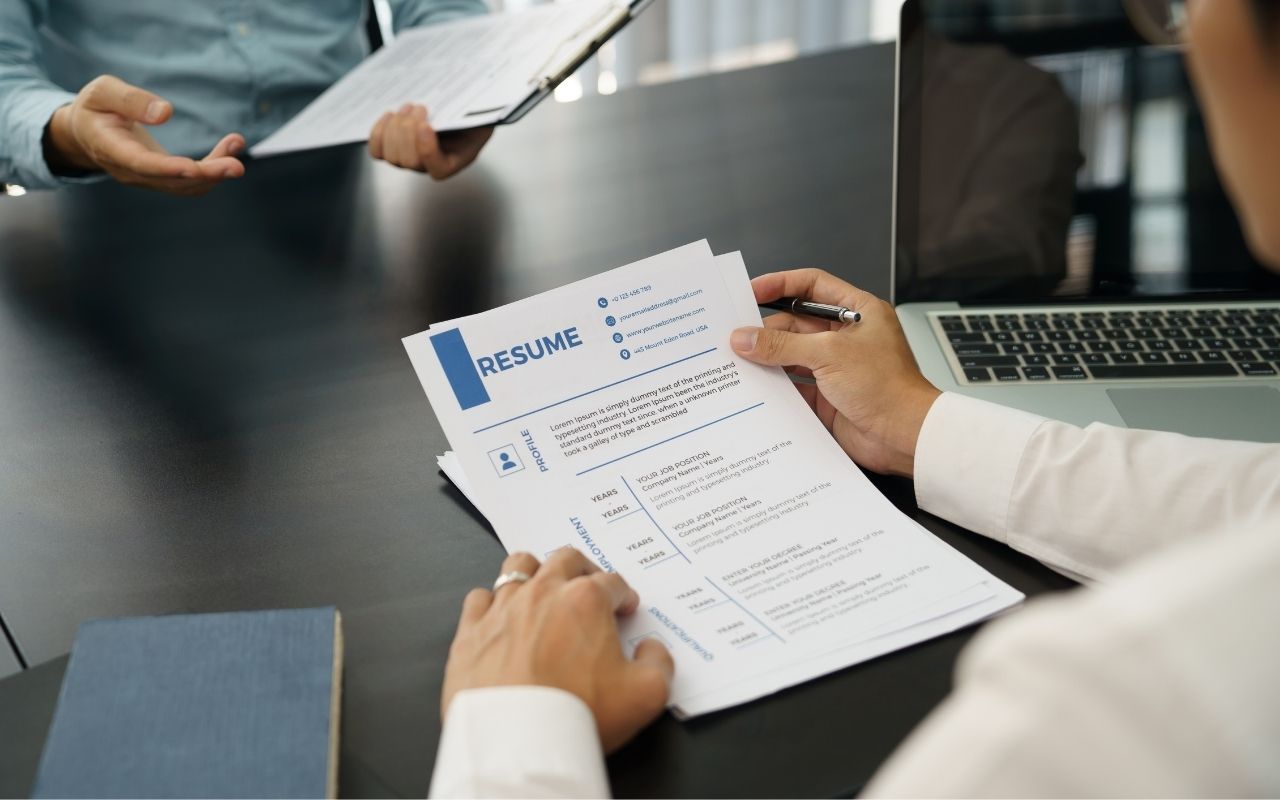 What to Include in a Resume Header (Examples & Format Tips)