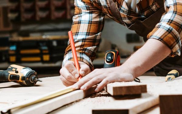 40 Hands On Jobs That Don&rsquo;t Involve Sitting at a Desk: Skilled Trades, Healthcare, & More