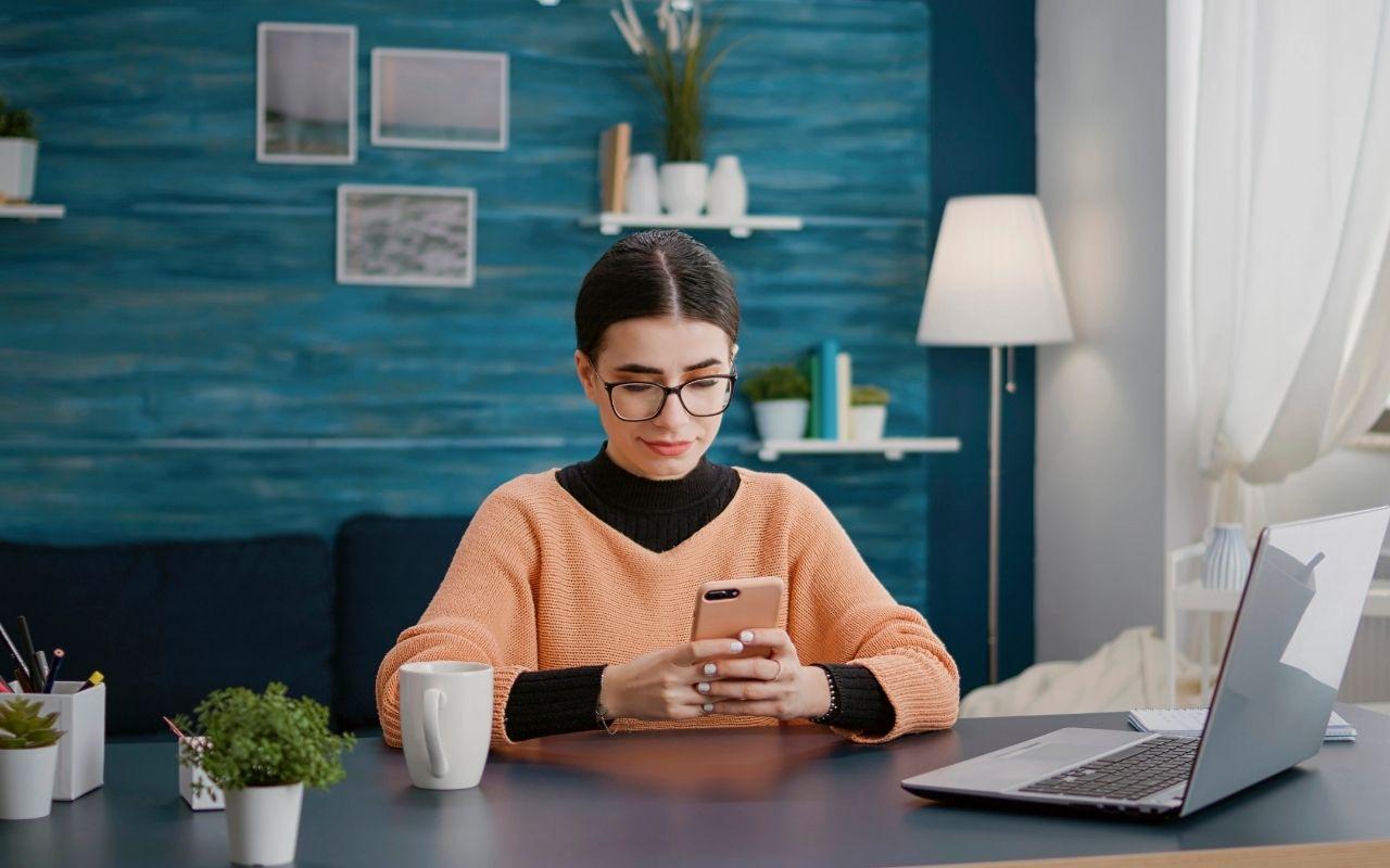 How to Tell a Job You Have Another Offer: Tips, Templates, & Examples