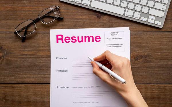 How to Put an Expected Graduation Date on Resumes (With Examples)