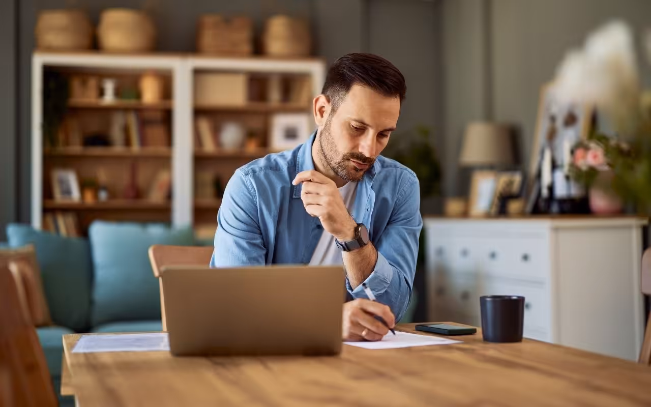 How to Build a Resume Outline: Step by Step Guide With Examples