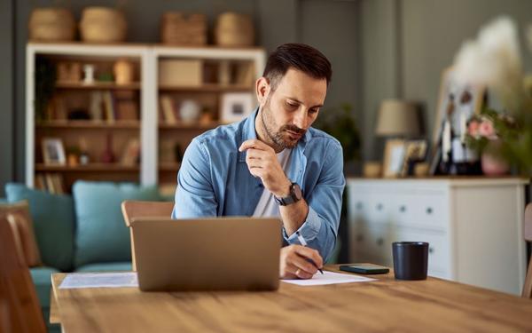 How to Build a Resume Outline: Step by Step Guide With Examples
