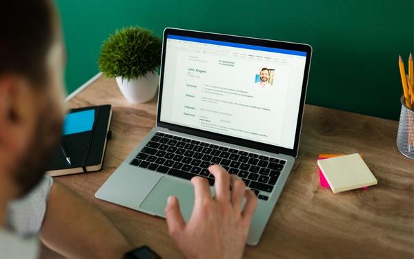 10 Best Resume Builders in 2026: Free Options, AI Tools, & More