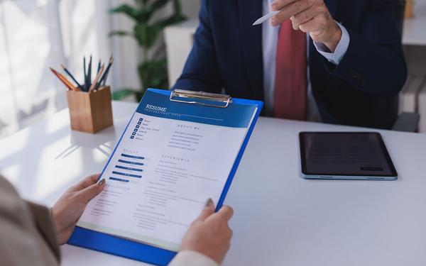Resume Trends 2026: What&rsquo;s In, What&rsquo;s Out, & What Works