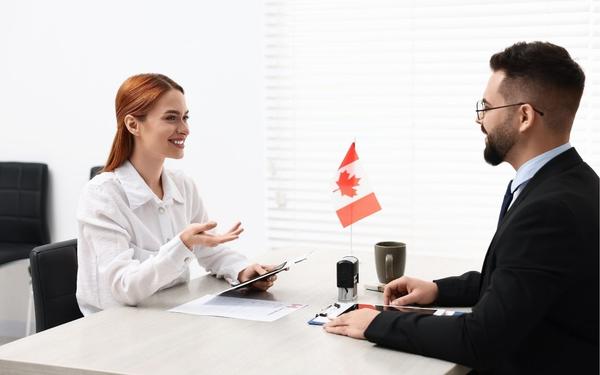 Canadian Resume Format Guide: How to Write a Canadian Resume (With Examples)