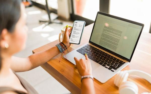 CV vs Cover Letter: Differences, Examples, & When to Use Each