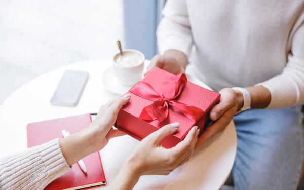 Should gifts for your boss be on your holiday shopping list?