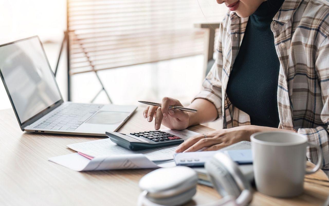 How To Charge Clients By Hour Or Project