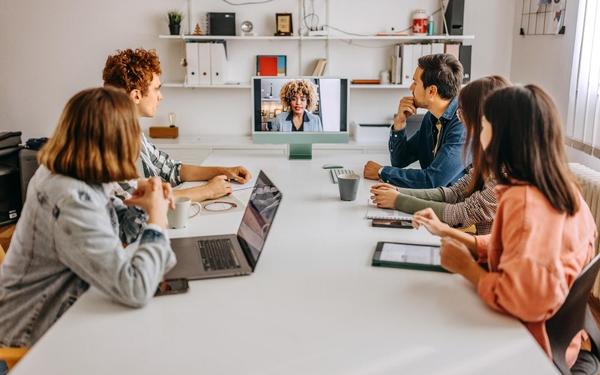 A Definitive Guide to Hybrid Work In and Out of the Office