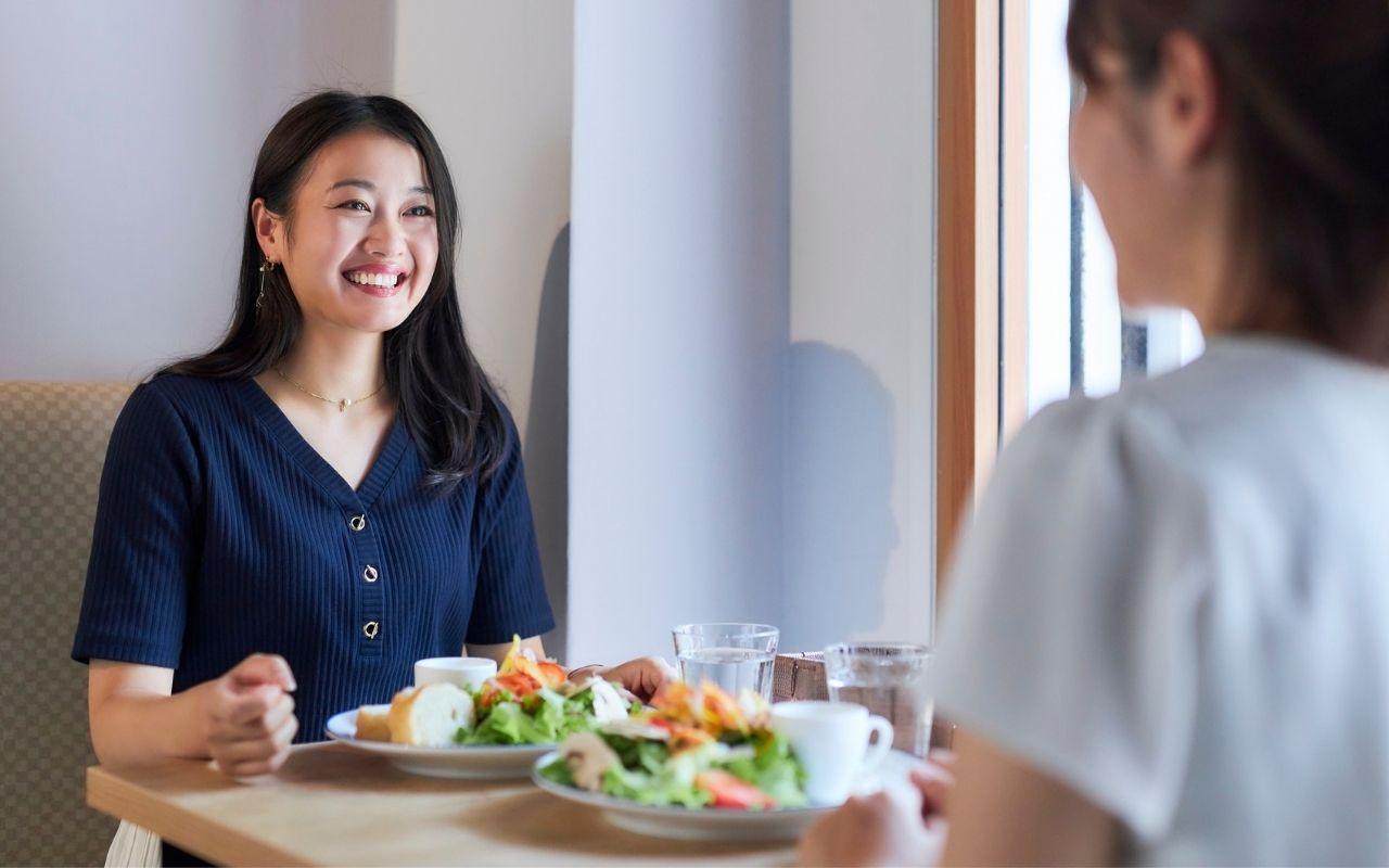 How to nail the most awkward kind of interview: the lunch date