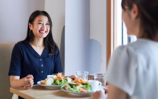 How to nail the most awkward kind of interview: the lunch date