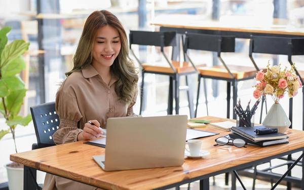 30 Good Work Habits & How to Build Them (With Examples)